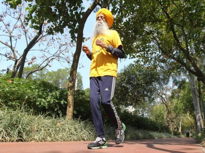 Най възрастният маратонец в света индиецът от британски произход Фауджа