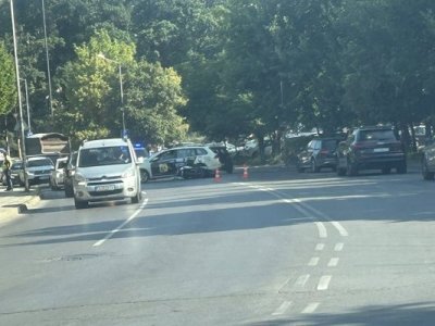 Такси и мотор се блъснаха до болница "Токуда"