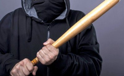 Маскирани мъже с бухалки нахлуха в сградата на кметството на Бистрица