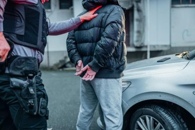 Непълнолетен обра възрастна жена в Ямбол