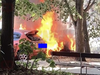 Жителите в паника: Лека кола се подпали пред блок в Бургас
