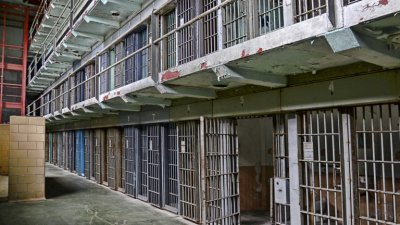 Липсата на електронна гривна остави в затвора в Пулия 25-годишен българин