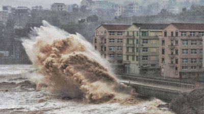 Бури удариха Китай, извънредно положение във Виетнам 