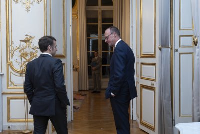 На брега на езерото Тегел, Макрон и Мерц си стиснаха ръце