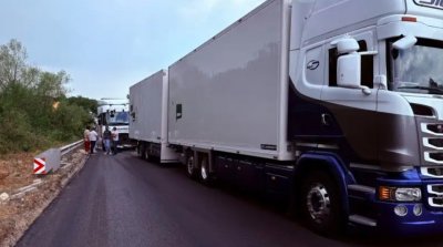 Внимание, шофьори: Верижна катастрофа с тирове блокира Е-79 при Винище