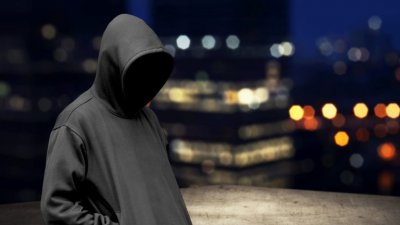 Младеж отскубна злато от врата на жена в Казанлък