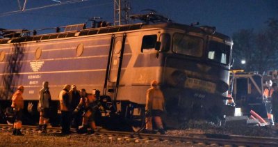 Частен влак дерайлира край Калофер, запуши трафика за часове