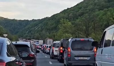 Катастрофа на магистрала „Хемус“ предизвика огромно задръстване