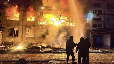 Мощни удари по Киев: Покосени са домове, метро и детска градина