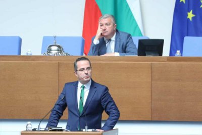 Асен Василев: Младите лекари още взимат заплати, наполовина по-малки от ватманите