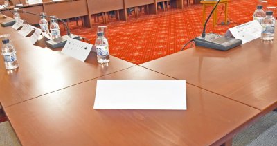 Извънредно заседание на Комисията по здравеопазване заради заплатите на младите лекари