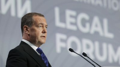 Медведев: Урсула фон дер Лайен е отвратителна старица!