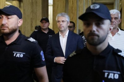 До полунощ, след 10 часа заседание, съдът още не е решил ще пусне ли Благомир Коцев
