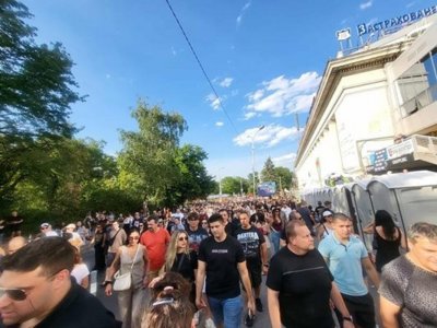 Хиляди в очакване на легендите от "Гънз"