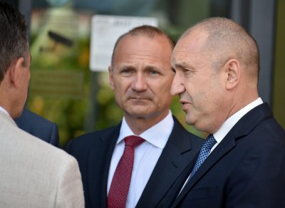 Само в Lupa.bg: Радев вдигнал червен картон на Росен Катамарана 