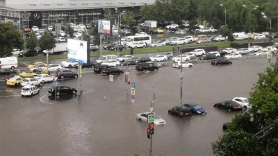 Тропически дъждове наводниха Москва