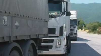 Забрани ли? Два тира бяха заснети в насрещното на скоростен път