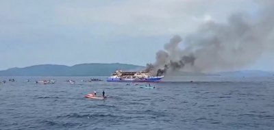 Ферибот пламна край Индонезия