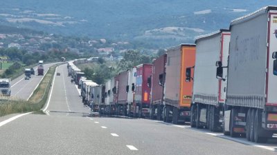 Ограничават движението на камиони над 20 тона в осем области у нас