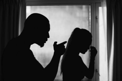 Мъж от Ихтиман преби жена си и заплаши да я изхвърли през балкона