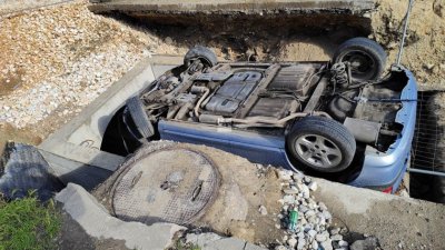 Шофьор падна в изкоп и загина