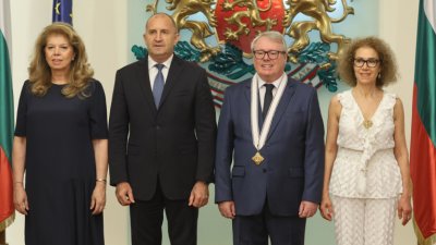 Радев връчи "Мадарски конник" на посланиците на Нидерландия и Франция 
