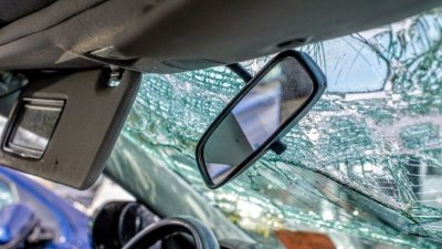 Млад шофьор помете пет коли и микробус във Видин
