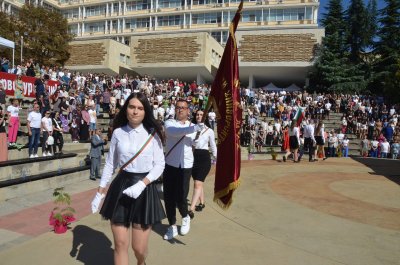 Нова програма ще задържа младите умове с безплатно обучение и стипендии