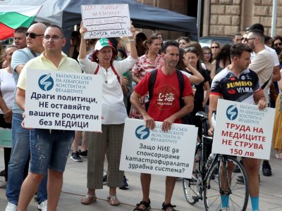 Младите лекари затвориха Орлов мост 