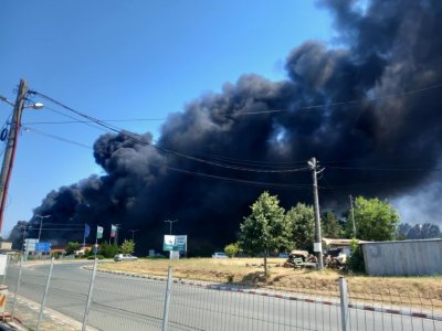 Двама полицаи са обгазени при пожара в Средец, задействаха системата BG-ALERT