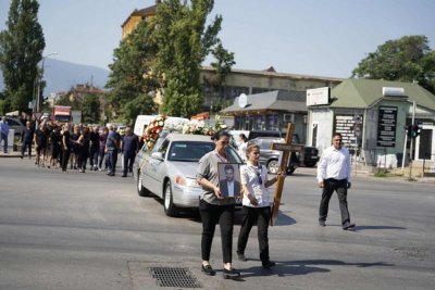 Кака Жени и баба Катя не изоставят Малък Тошко в ареста