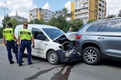 Верижна катастрофа затруднява движението на столичния бул. „Цариградско шосе”