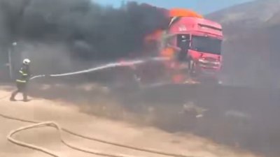 Село Пристое под заплаха: Пожар гори опасно близо до къщи (ВИДЕО)