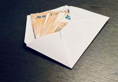 Мъж, заловен с наркотици, се опита да подкупи полицай с 2000 лв.