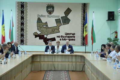 Мрежата избухна: България гори, а Желязков се вее в чужбина и плещи глупости