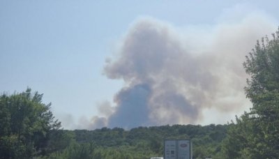 Голям пожар затвори пътя Бургас - Малко Търново