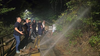 Тази нощ: Огромен пожар избухна между два квартала на Търново