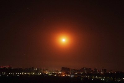 Експлозии и ранени след масирана атака срещу Киев 
