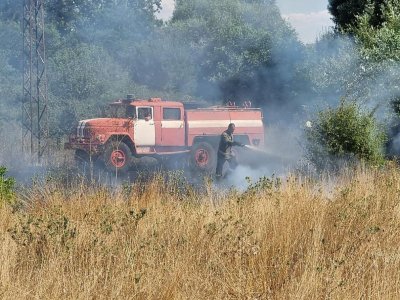 Голям пожар се вихри във вилната зона на Ямбол