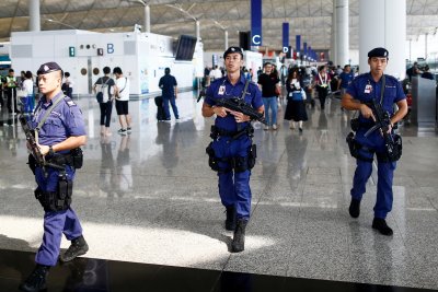 Полицията в Хонконг издаде заповеди за арест на 19 активисти