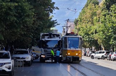 Катастрофа блокира движението по бул. "Мария Луиза"