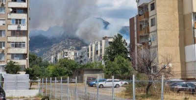 Пожар във вилната зона край Сливен, няколко постройки изгоряха