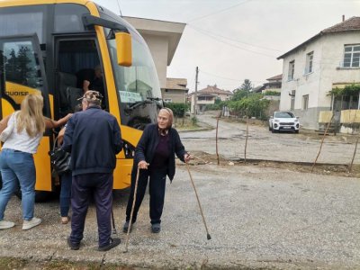 Със сълзи на очи хората от Плоски се завърнаха у дома