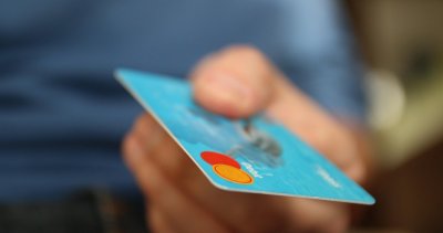 38-годишен сви дебитна карта и харчил от нея