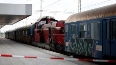 Влак удари човек между гарите Подуяне и Искър в София