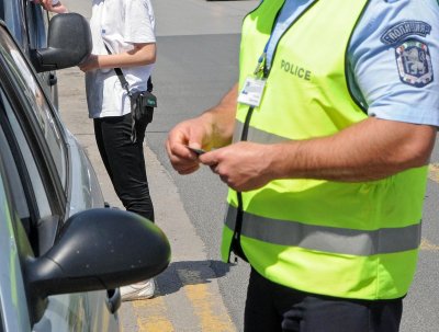Спипаха шофьор в Берковица с регистрационни табели от хартия