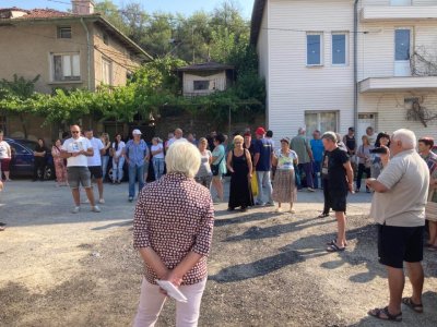 Само в Lupa.bg: Цяло село скочи срещу попа и иска да го линчува