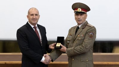 Президентът удостои с Почетен знак командира на Националната гвардейска част