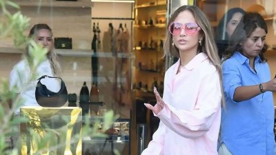 Световноизвестната американска поп звезда Дженифър Лопес е била изненадана в