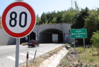 Аварирал камион в тунел „Мало Бучино“ в посока Перник